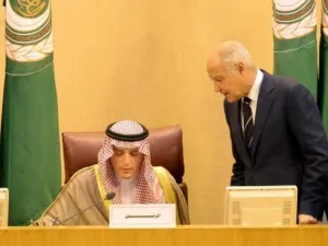 وزير الخارجية السعودي عادل الجبير والامين العام للجامعة العربية احمد ابو الغيط خلال اجتماع المجلس الوزراي العربي في القاهرة الخميس

