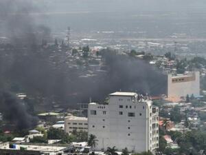 الدخان يتصاعد من فندق اواسيس في عاصمة هايتي بو او برنس اثر تعرض سيارات للحرق في مرأبه
