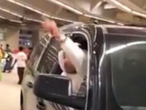 يرمي الجمرات مستقلا سيارة