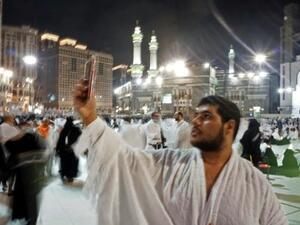 احد الحجاج المسلمين يلتقط صورة سلفي في مكة المكرمة
