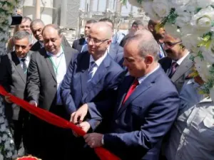 رئيس الوزراء الفلسطيني رامي الحمد الله ووزير الطاقة الإسرائيلي يوفال شتاينتز يفتتحان محطة كهرباء جديدة بالقرب من جنين
