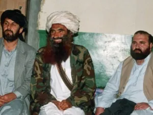 صورة تعود للعام 1991 تظهر جلال الدين حقاني (وسط) زعيم شبكة حقاني
