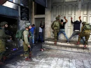 ارشيف/ جنود اسرائيليون يوقفون فلسطينيين في مدينة الخليل
