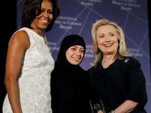 الناشطة في مجال حقوق المرأة سمر بدوي (وسط) رفقة ميشيل أوباما (يسار) زوجة الرئيس الأمريكي السابق باراك أوباما ووزيرة الخارجية الأمريكية السابقة هيلاري كلينتون (يمين).

