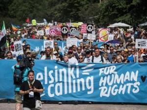 متظاهرون في 15 تموز/يوليو 2018 في هلسنكي عشية قمة ترامب وبوتين
