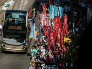 متظاهرون في هونغ كونغ يطالبون بالافراج عن السجناء السياسيين بعد الحكم على قادة التظاهرات المطالبة بالديموقراطية بالسجن

