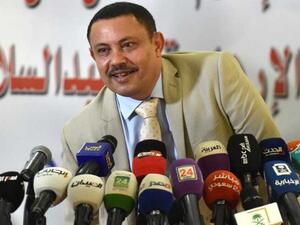 رشق وزير إعلام الحوثيين المنشق بالحذاء في الرياض