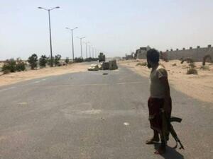 مقاتل من القوات اليمنية الموالية للحكومة في محيط منطقة مطار الحديدة
