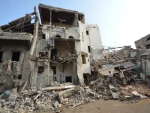 أشخاص يتجمعون في موقع تعرض لغارة جوية بقيادة السعودية في الحديدة
