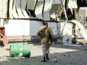 عناصر من القوات اليمنية الموالية للحكومة تسير وسط الدمار في الضواحي الشرقية لمدينة الحديدة

