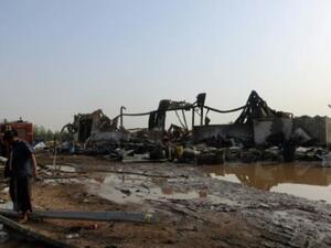 يمنيون يتفقدون الاضرار في مصنع في مرفأ الحديدة على البحر الأحمر استهدفه قصف للتحالف الذي تقوده السعودية
