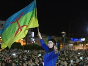 مشاركون في احتجاج على مقتل بائع في الحسيمة بشمال المغرب
