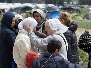 A nun talks to a woman at a makeshift camp for migrants and refugees near the village of Idomeni not far from the Greek-Macedonian border on May 4, 2016. (AFP/Tobias Schwarz)