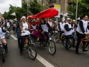 حاخامات وأئمة خلال مسيرة الدراجات الهوائية في برلين
