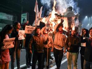نشطاء من اتحاد الطلاب الهنود يحرقون دمى لرئيس وزراء ولاية اسام في غواهاتي

