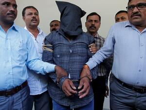 هندي يقطع رأس زوجته ويحمله في حقيبة الى الشرطة