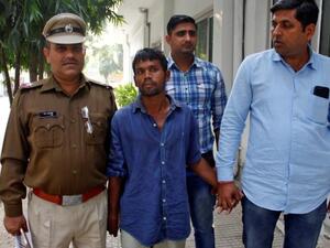 من الشرطة يقتاد رجلًا متهم باغتصاب وقتل أطفال في مركز للشرطة بضواحي نيودلهي
