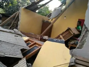 دمار ناتج عن الزلزال في جزيرة لومبوك السياحية في جنوب شرق إندونيسيا

