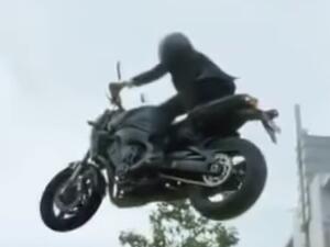 رئيس اندونيسيا يستعرض على دراجة نارية في شوارع جاكرتا