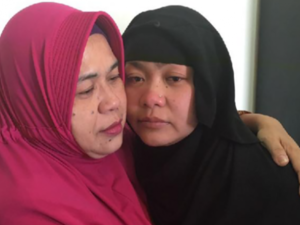 العاملة توتي تورسيلاواتي تودع والدتها قبل سفرها إلى السعودية

