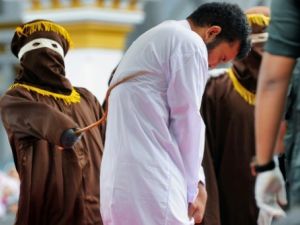 شاب اندونيسي يعاقب الجلد علنا بعد ادانته بالمثلية الجنسية

