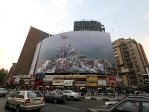 إيرانيون يمرون بسياراتهم من أمام لافتة منهاضة للولايات المتحدة في طهران
