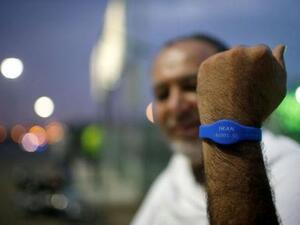 حاج إيراني يضع سوارا إلكترونيا على معصمه في عرفات
