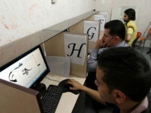ايرانيون في مقهى انترنت في العاصمة طهران

