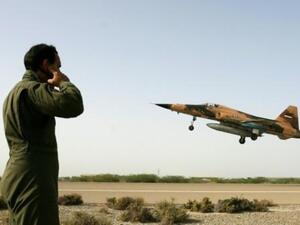 مقاتلة إيرانية من طراز "إف-5" لدى إقلاعها خلال مهمة تدريبية في جنوب إيران 
