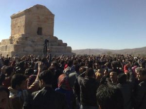 تجمع حول ضريح قورش في إيران
