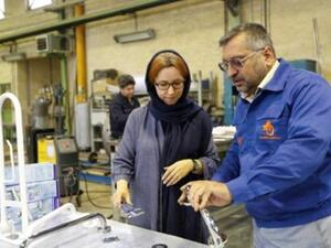 ليلى دانشفار صاحبة مصنع للمعدات الطبية المتحركة تتحدث مع أحد مهندسي مصنعها في حي شهريار في طهران
