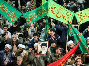  الآلاف من المؤيدين للنظام يتظاهرون في إيران