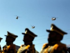 جنود ايرانيون خلال عرض عسكري
