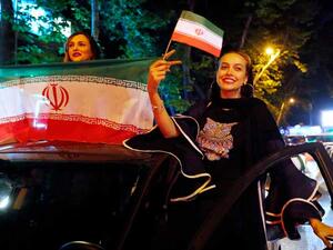 السلطات الإيرانية تسمح للنساء بمتابعة مباراة المونديال في الأماكن العامة 
