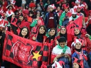 مشجعات لفريق "بيرسيبوليس" يحضرن إياب الدور النهائي لدوري أبطال آسيا في كرة القدم في طهران

