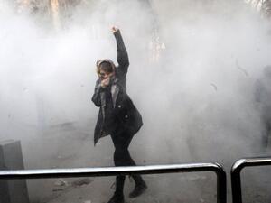 ايرانية تظهر بين دخان قنابل الغاز المسيل للدموع