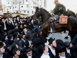 الشرطة الاسرائيلية تعتقل يهودا متدينين يحتجون على التجنيد
