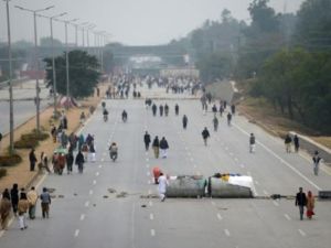 القضاء الباكستاني يستدعي وزير الداخلية في قضية اقفال الطريق الى اسلام أباد

