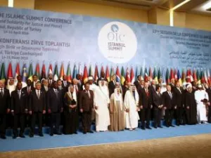 قادة وممثلو منظمة التعاون الإسلامي خلال قمة المنظمة في اسطنبول يوم الخميس
