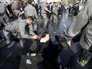 عناصر من الشرطة الاسرائيلية يحاولون ابعاد يهودي من المتدينين من احد شوارع القدس خلال تظاهرة ضد الخدمة العسكرية الالزامية

