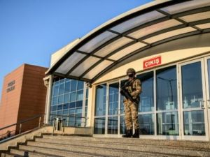 عنصر من القوات الخاصة التركية يقف امام مبنى المحكمة في سيليفري باسطنبول
