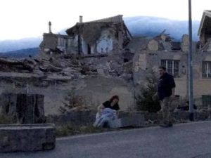 أناس محاصرون بعد زلزال ضرب مدينة أماتريسي بوسط إيطاليا في ساعة مبكرة صباح يوم الأربعاء
