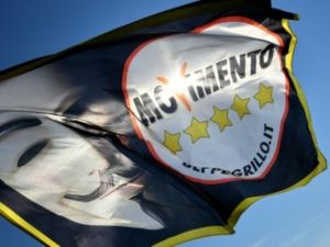 علم يظهر شعار حركة خمس نجوم الشعبوية الايطالية خلال مؤتمر الحزب في ريميني

