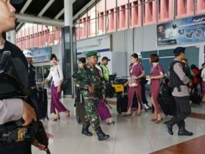 دورية للشرطة الاندونيسية في مطار جاكرتا

