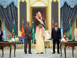 صورة وزعها الديوان الملكي السعودي تظهر العاهل السعودي سلمان متوسطا رئيس وزراء اثيوبيا ورئيس اريتريا في جدة
