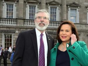 جيري ادامز وماري لو ماكدونالد امام البرلمان الايرلندي في دبلن
