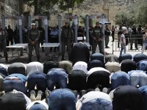 شرطة الحدود الإسرائيلية امام مصلين فلسطينيين عند المسجد الأقصى
