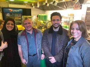 الملك عبدالله الثاني يشتري الفلافل وسط عمّان