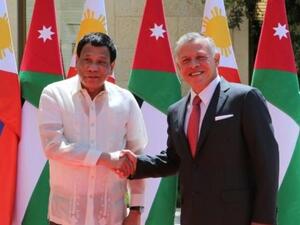 الملك عبدالله الثاني مصافحا رئيس الفيليبين رودريغو دوتيرتي
