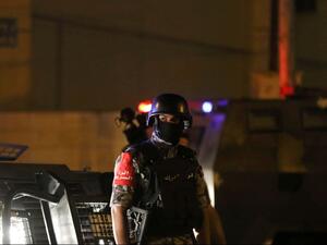 رجل امن اردني قرب السفارة الاسرائيلية في عمان
